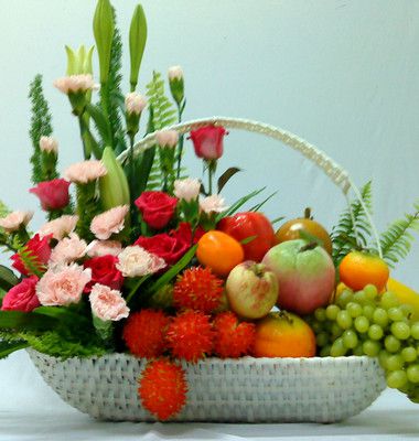 Giỏ hoa và trái cây