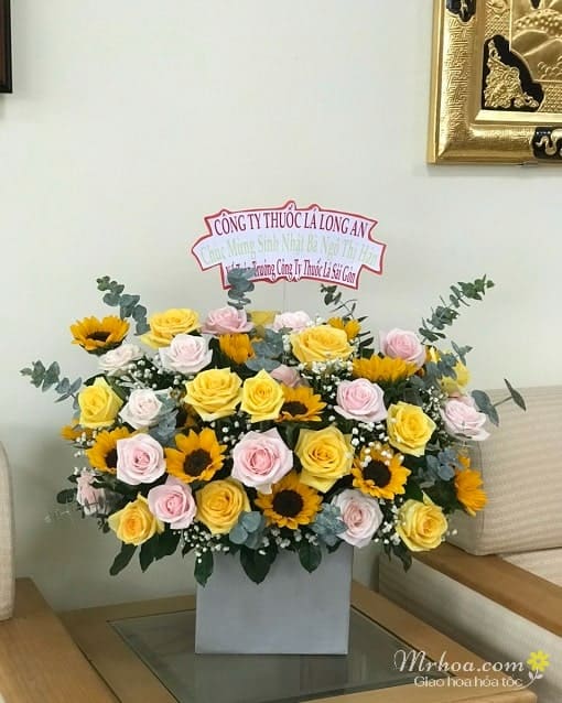 Giỏ hoa để bàn dành tặng sinh nhật