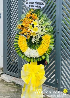 Vòng hoa tang màu vàng: niềm thương tiếc