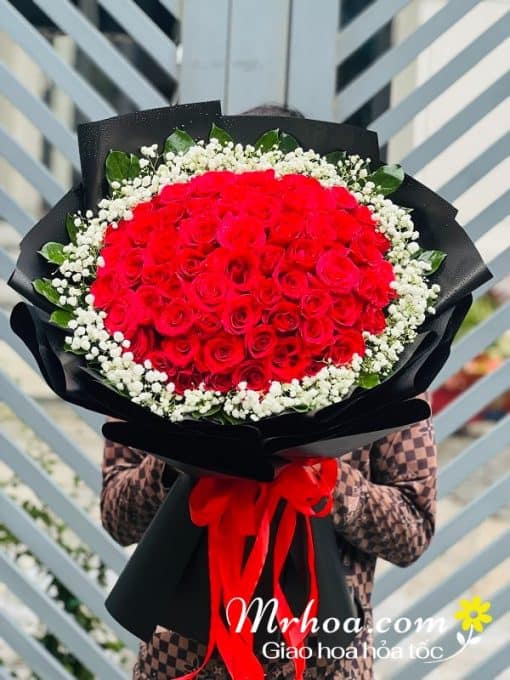 Bó hoa hồng đỏ: Cánh đồng hoa