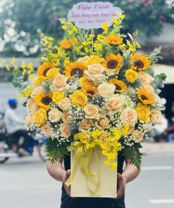 Giỏ hoa màu vàng