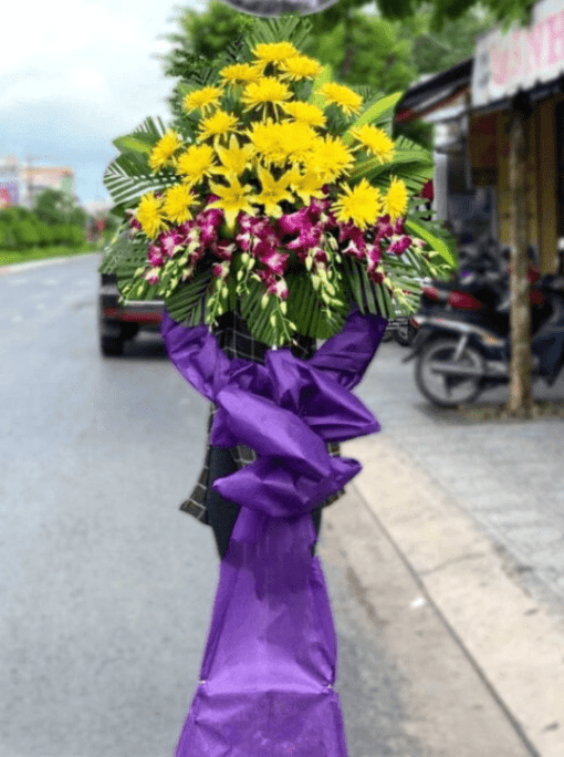 Lẵng hoa tang gồm hoa cúc và lan tím