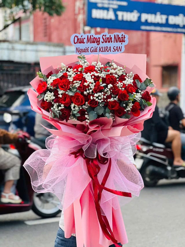 Cửa hàng hoa tươi quận 1 tặng kèm thiệp và banner miễn phí