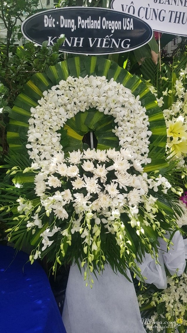 Vòng hoa tang lễ màu trắng tại MrHoa Biên Hòa