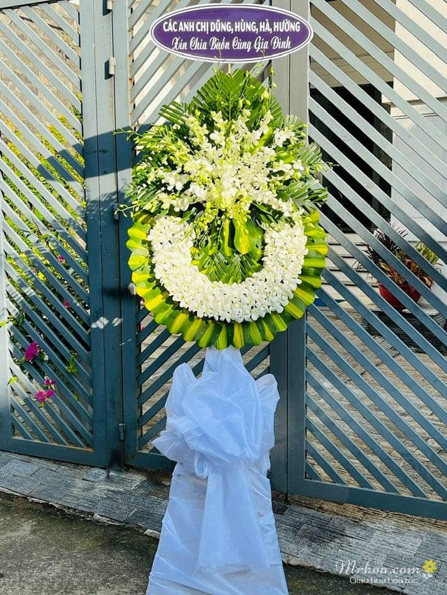 Vòng hoa đám tang tại shop hoa tươi Thủ Đức MrHoa được khách hàng chọn nhiều