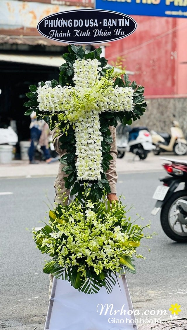 Hoa đám tang Công Giáo - Kệ hoa thánh giá