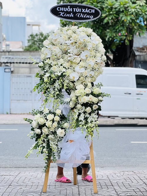 Vòng hoa chia buồn trang nhã