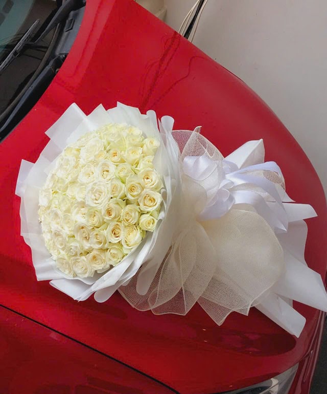 Bó hoa hồng trắng