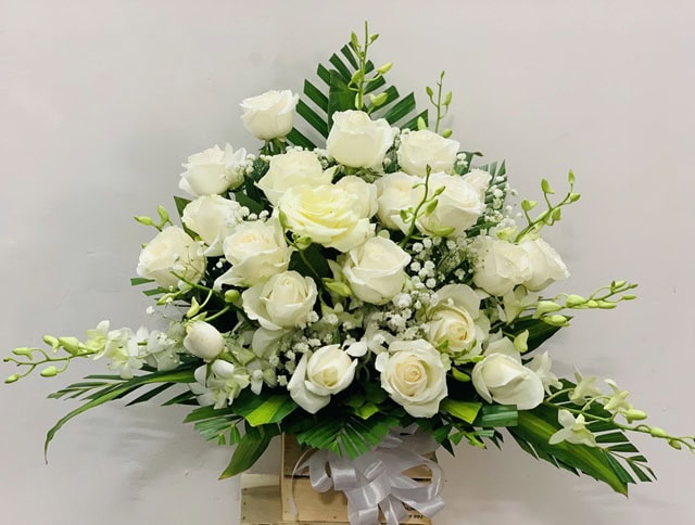 Một giỏ hoa chia buồn để bàn tại shop Nhà Bè