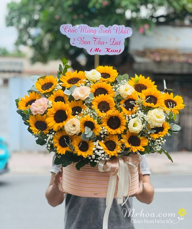 Giỏ hoa hướng dương và cát tường
