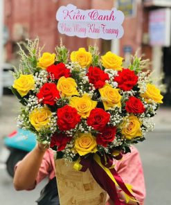 Giỏ hoa hồng đỏ và vàng