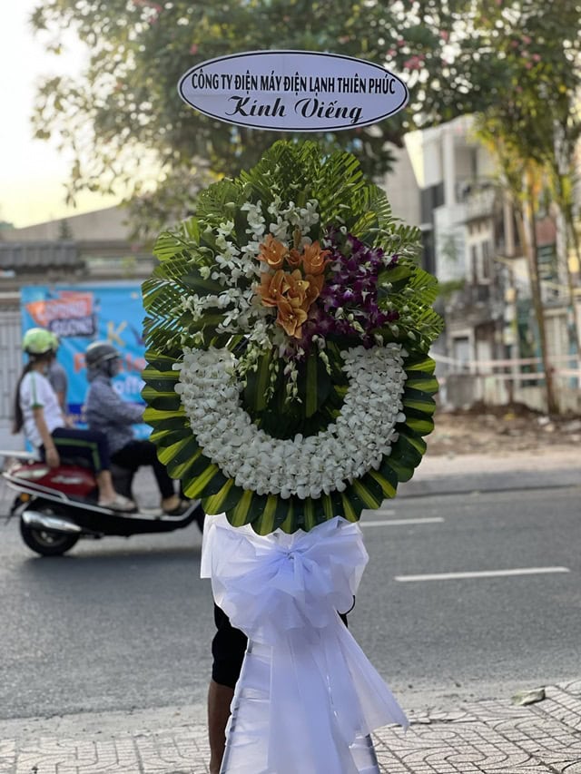 Một mẫu vòng hoa đám tang màu trắng tại MrHoa Nhà Bè