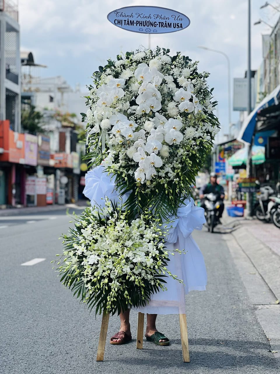Vòng hoa đám tang màu trắng