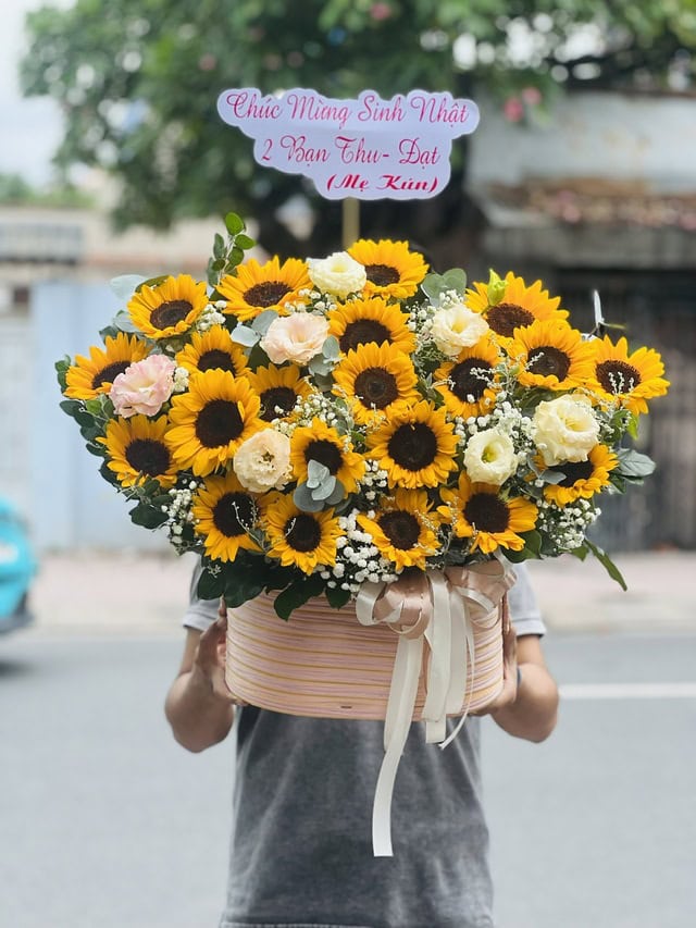 Cửa hàng hoa tươi Mỹ Tú thiết kế hoa theo yêu cầu