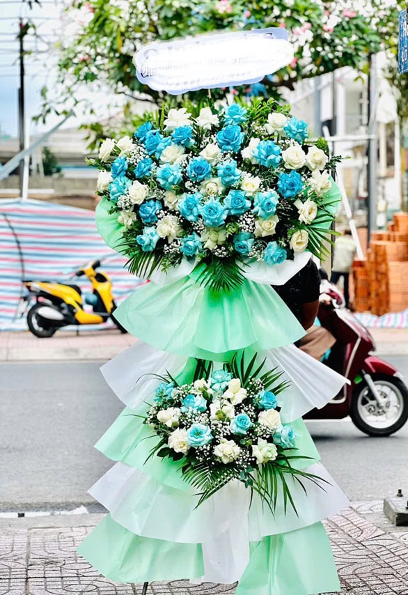 Tặng hoa lễ khánh thành